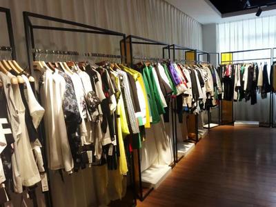 以卓越產(chǎn)品與暖心服務(wù)，贏得服裝鞋帽零售市場(chǎng)